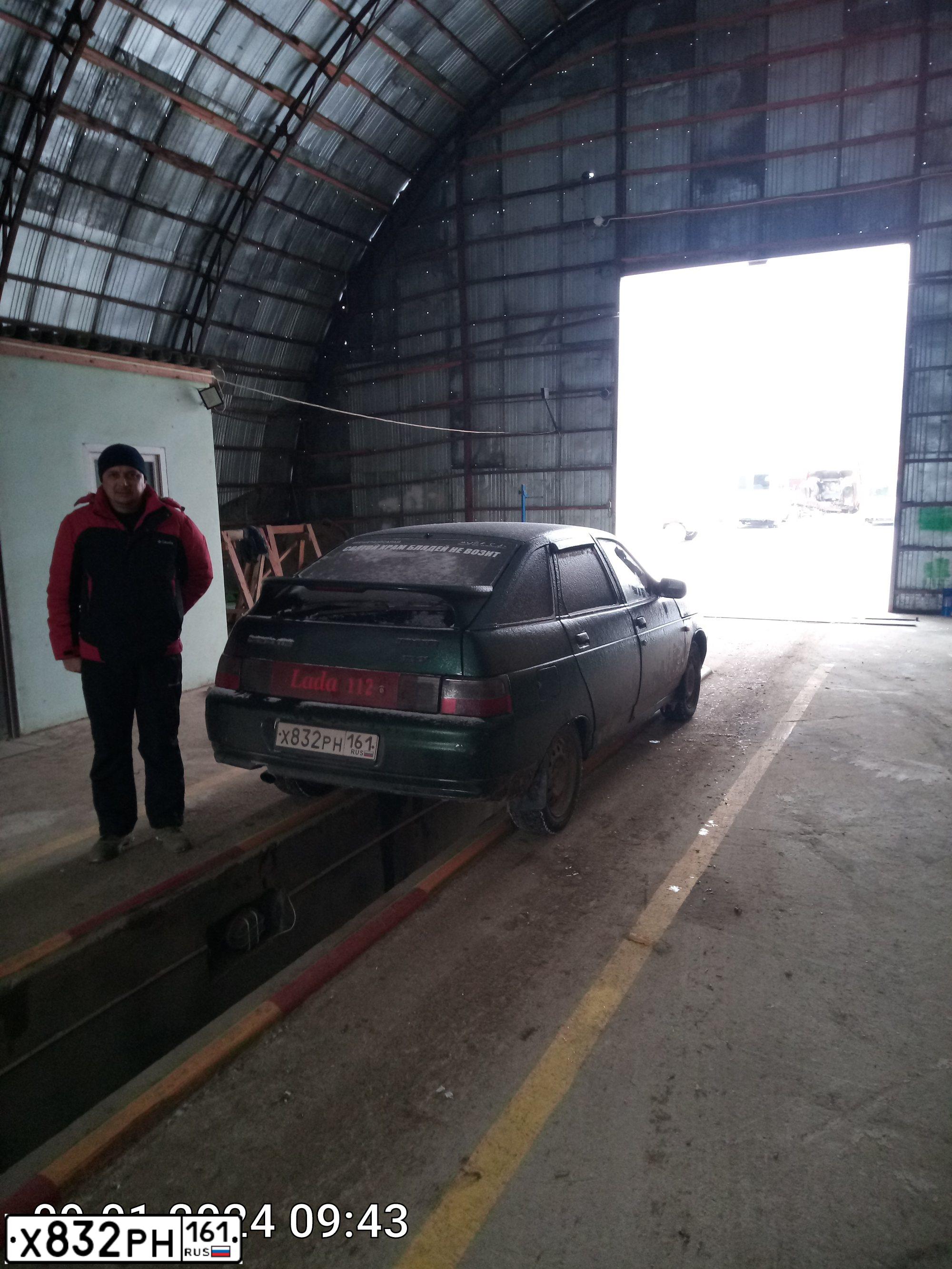 Фото автомобиля LADA 2112, 2002 — госномер М694УТ82. Цвет: Темно-зеленый