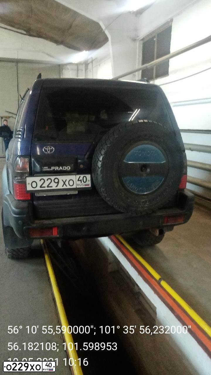 Фото автомобиля TOYOTA LANDCRUISER, 1998 — госномер Х575УХ99. Цвет: синий