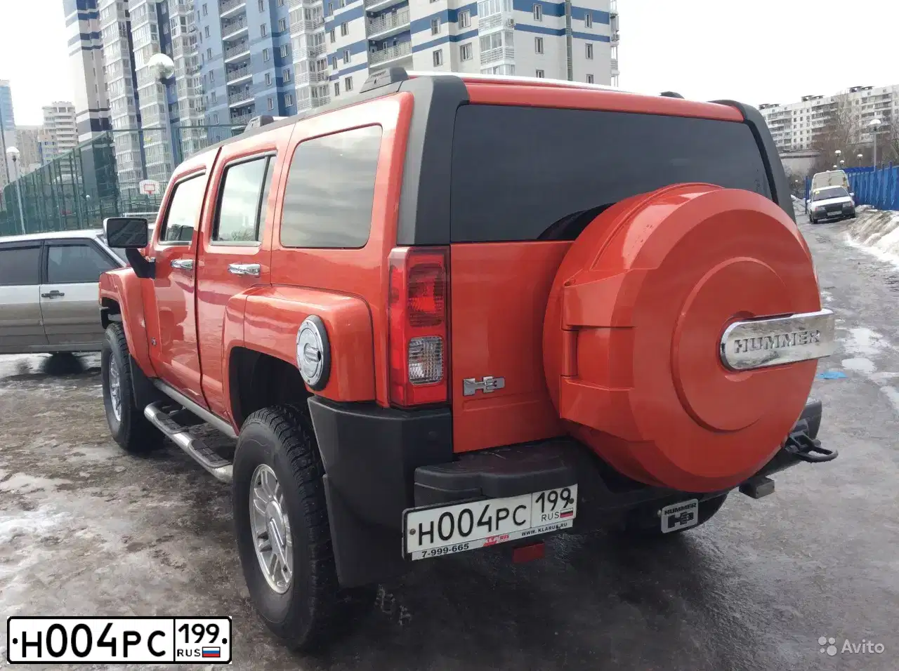 Фото автомобиля HUMMER H3, 2008 — госномер Н004РС199. Цвет: ОРАНЖЕВЫЙ
