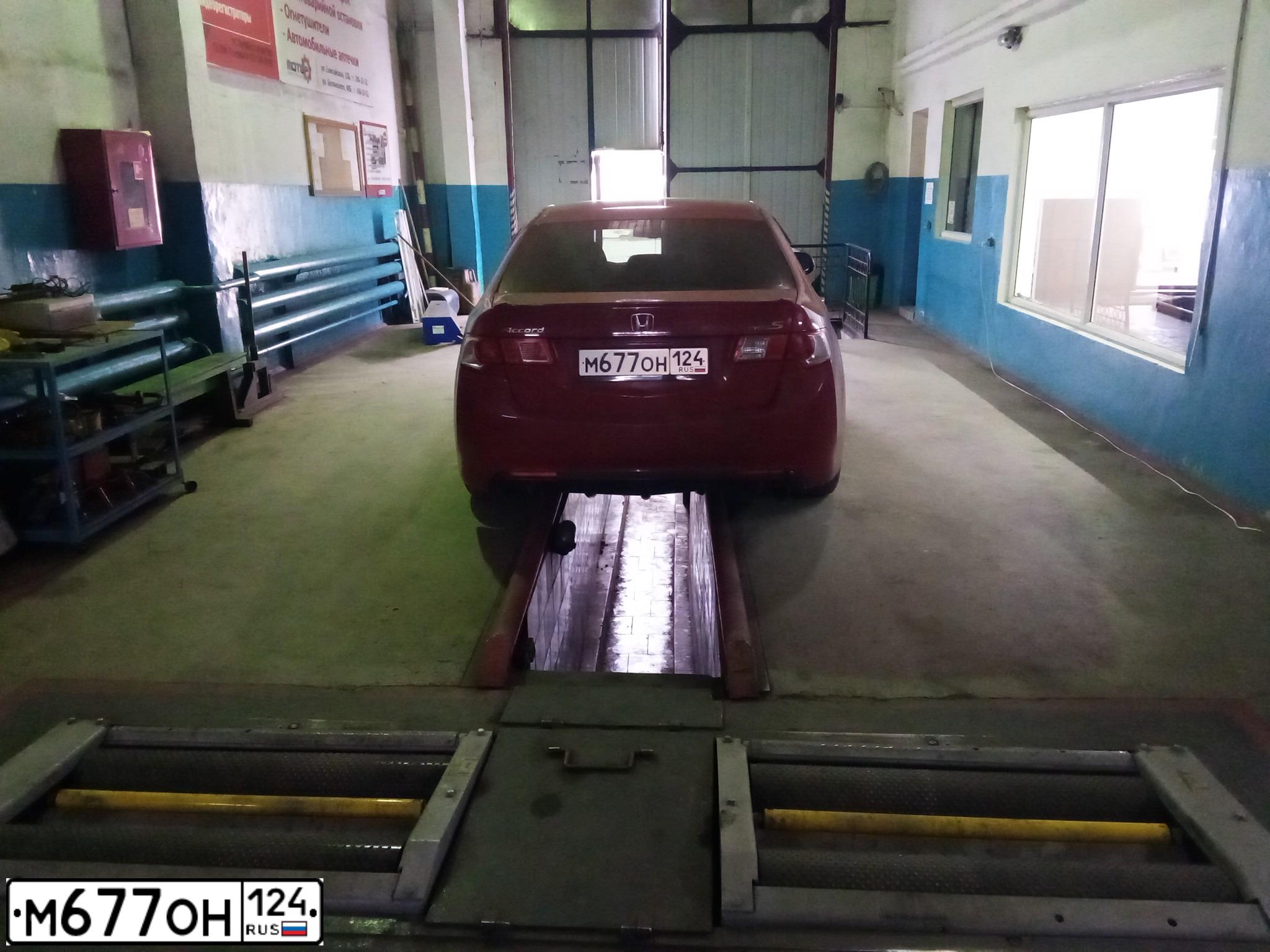 Фото автомобиля HONDA ACCORD, 2008 — госномер М677ОН124. Цвет: КРАСНЫЙ