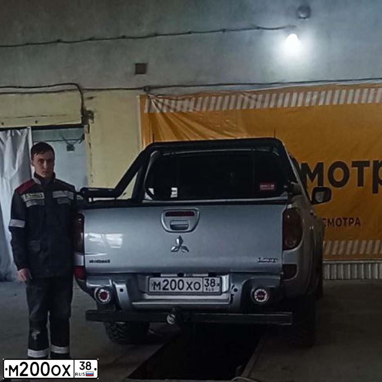 Фото автомобиля MITSUBISHI L 200, 2010 — госномер М200ХО38. Цвет: Серебристый