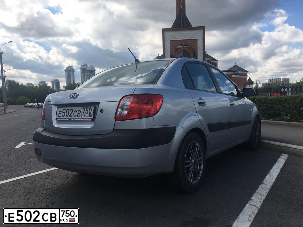 Фото автомобиля KIA RIO, 2006 — госномер А555КЕ34. Цвет: Серебристый
