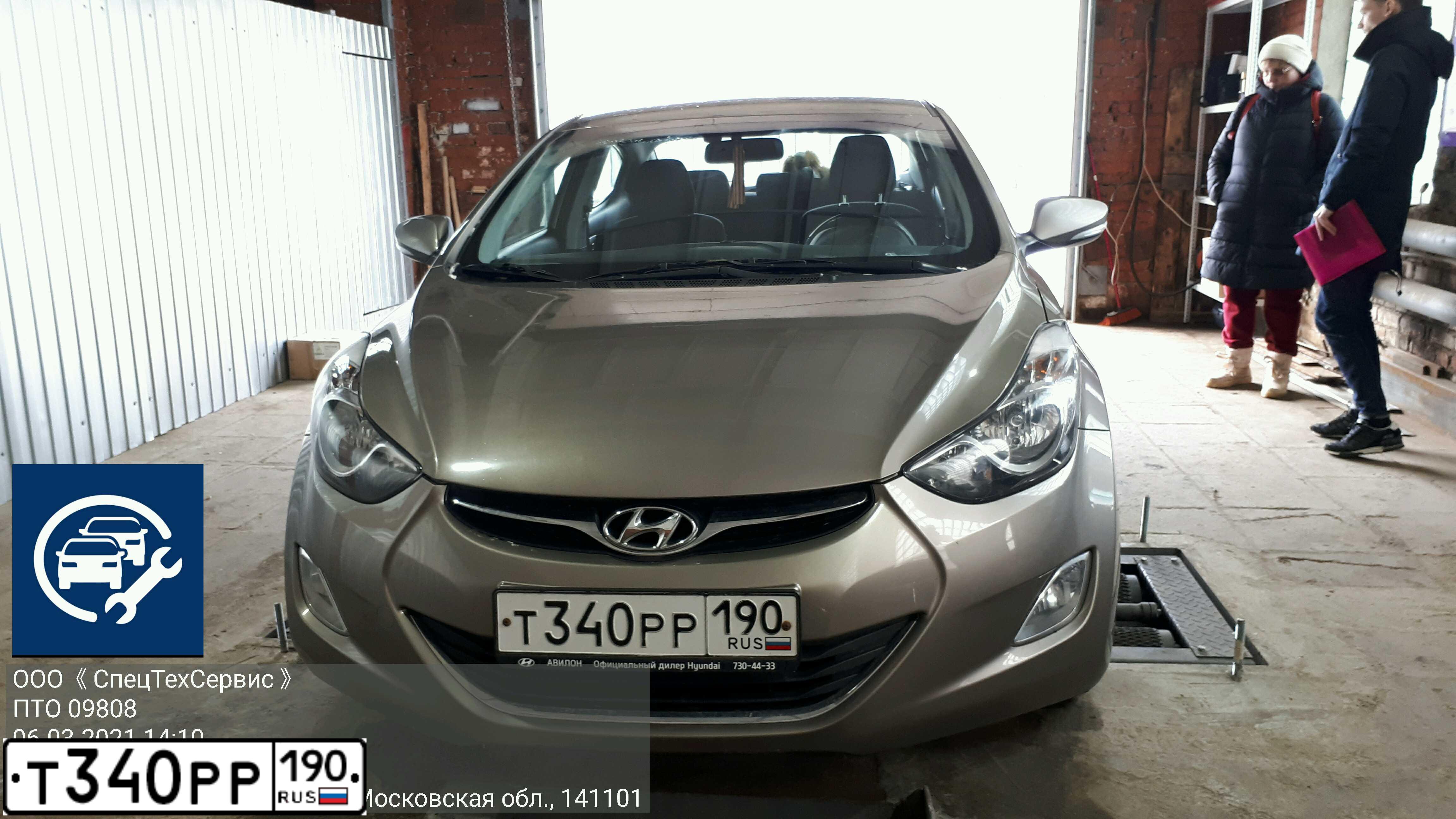 Фото автомобиля FORD FOCUS, 2011 — госномер Р727РТ799. Цвет: СЕРО-КОРИЧНЕВЫЙ