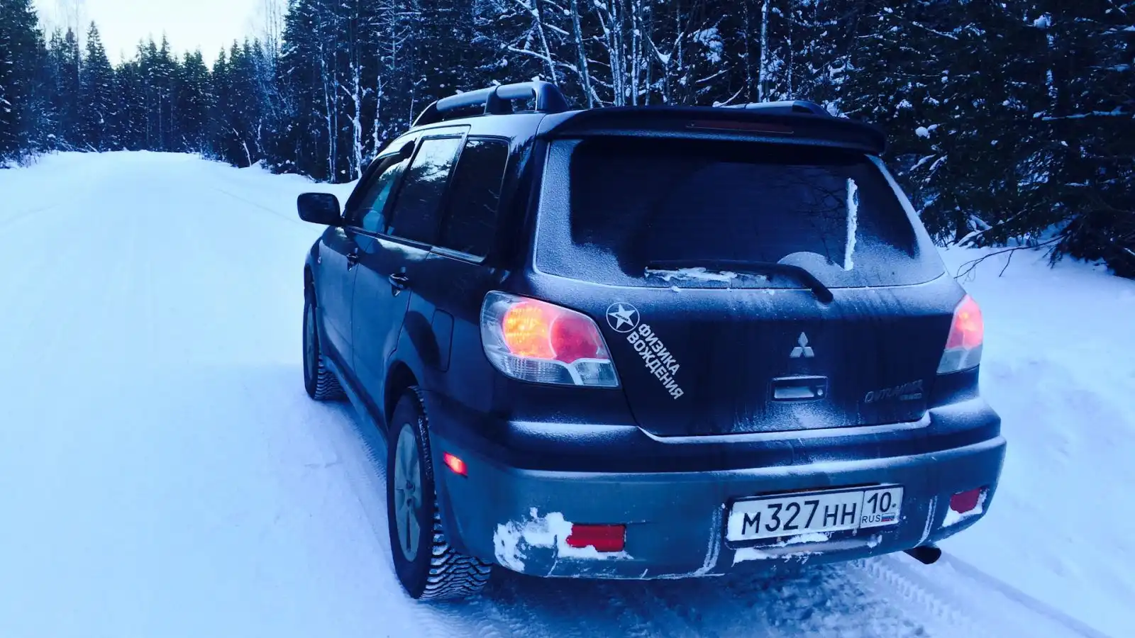 Фото автомобиля MITSUBISHI OUTLANDER, 2002 — госномер М327НН10. Цвет: ЧЕРНЫЙ