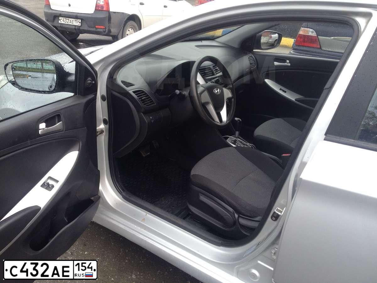 Фото автомобиля RENAULT LOGAN, 2012 — госномер С432АЕ154. Цвет: БЕЛЫЙ