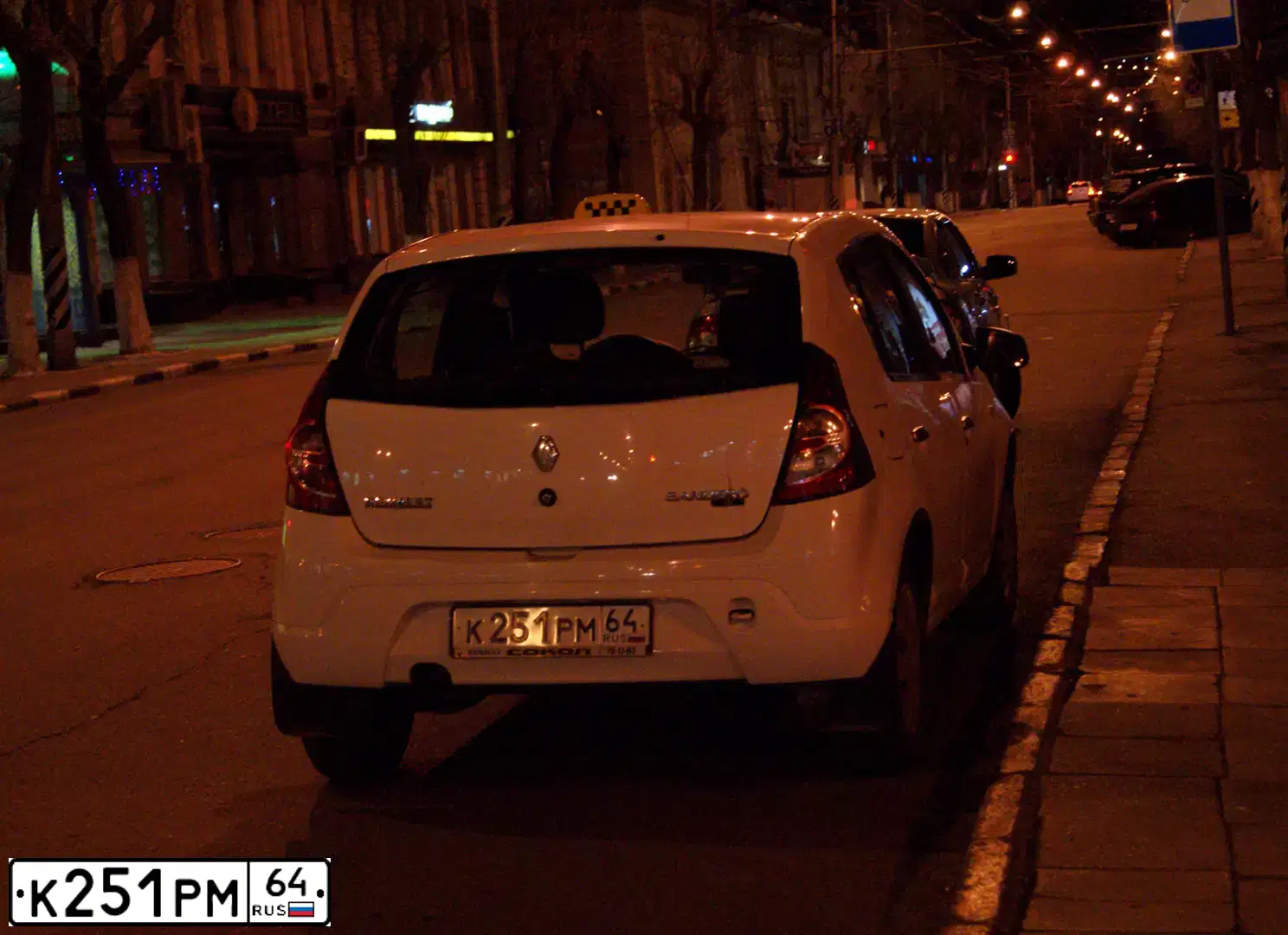 Фото автомобиля FORD FOCUS, 2001 — госномер Р925УК64. Цвет: БЕЛЫЙ (СЕРЕБРИСТЫЙ)