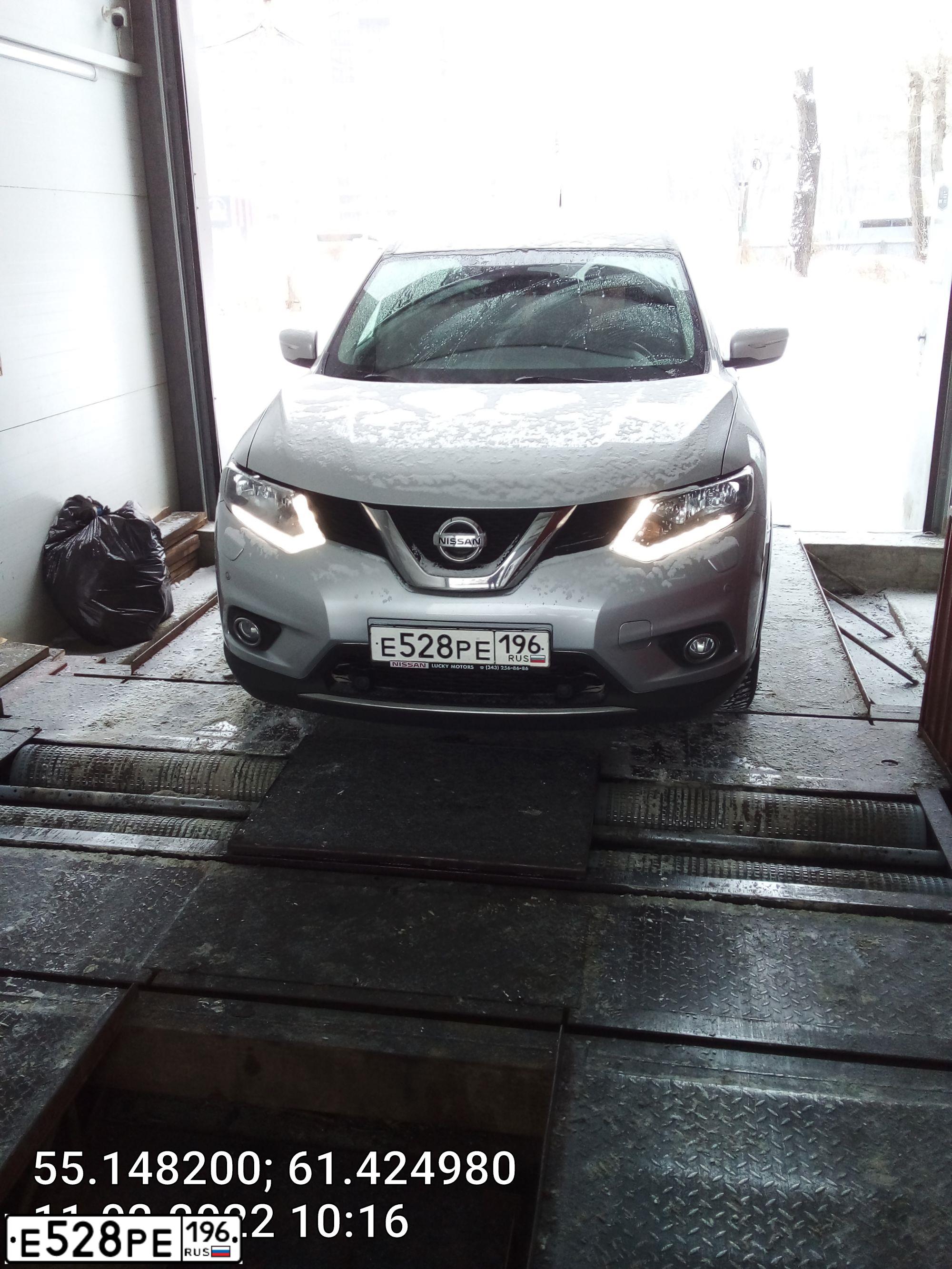 Фото автомобиля NISSAN X-TRAIL, 2016 — госномер О833МА196. Цвет: Серебристый