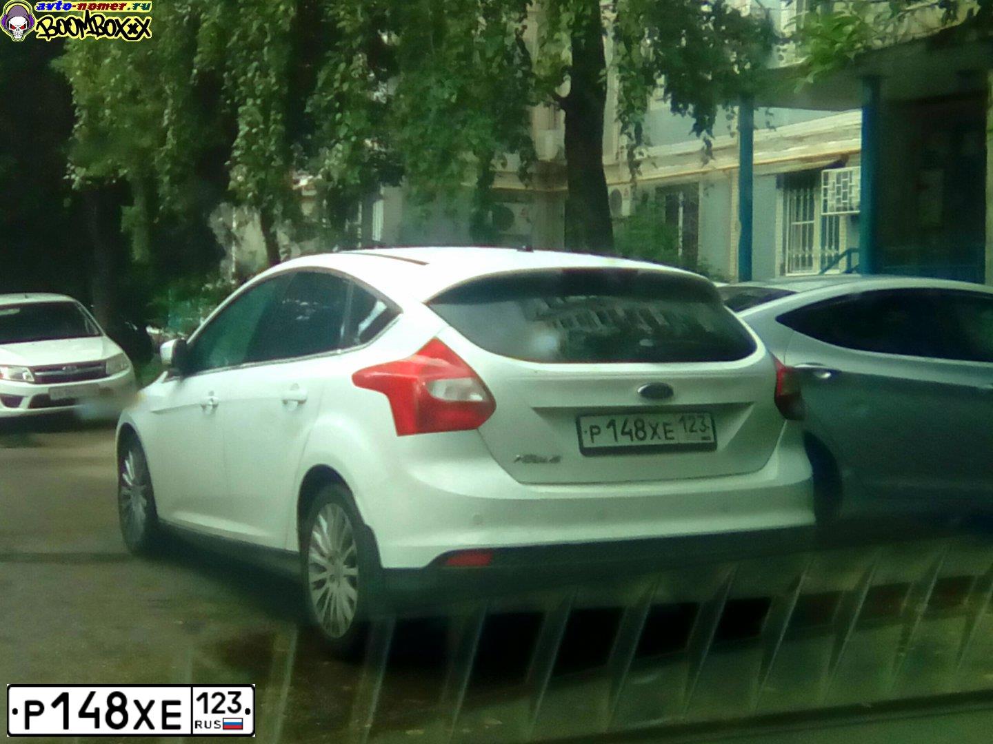 Фото автомобиля FORD FOCUS, 2013 — госномер Р148ХЕ123. Цвет: Белый