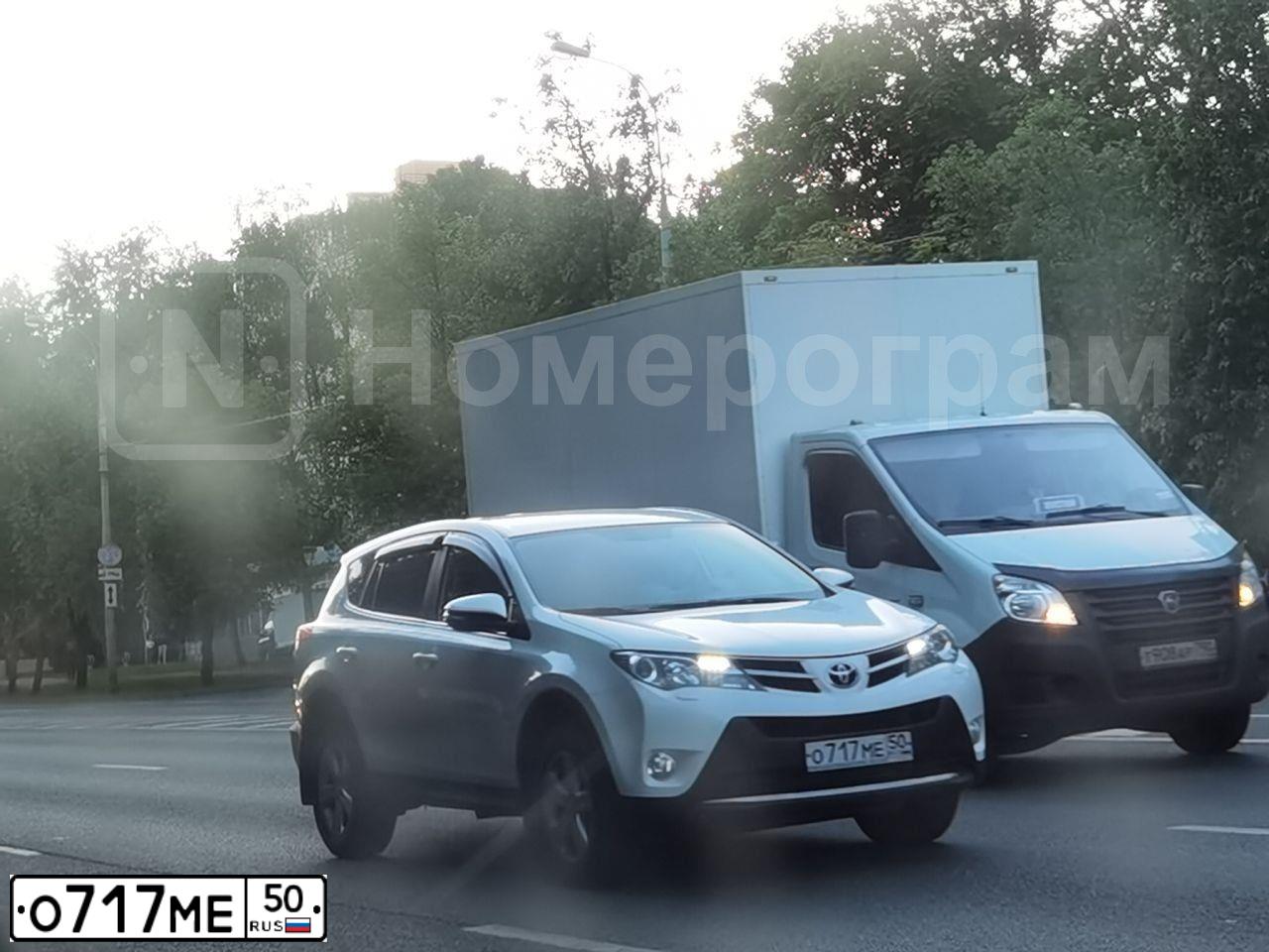 Фото автомобиля TOYOTA RAV4, 2013 — госномер О717МЕ50. Цвет: Белый