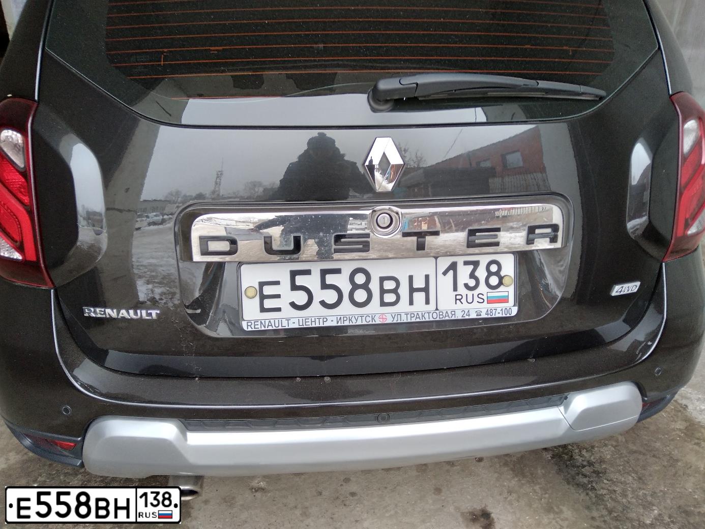 Фото автомобиля RENAULT DUSTER, 2017 — госномер Е558ВН138. Цвет: ЧЕРНЫЙ