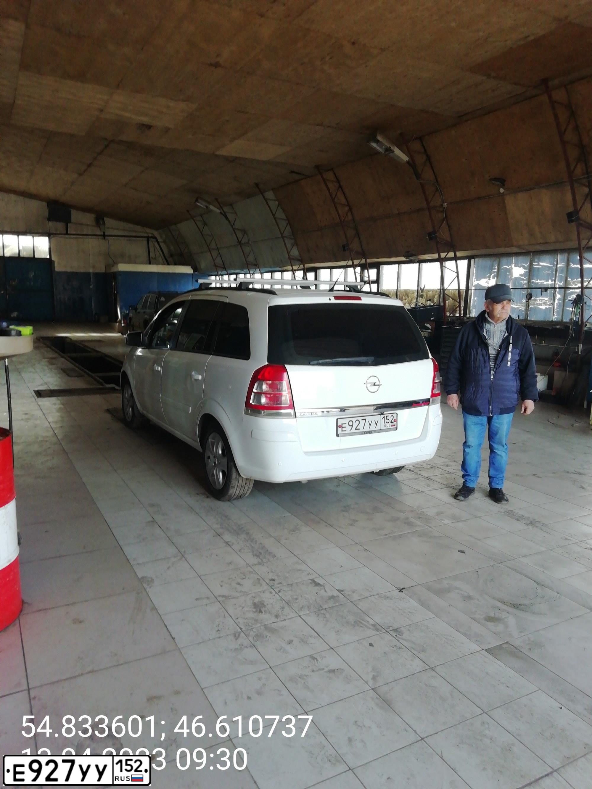 Фото автомобиля OPEL ZAFIRA, 2011 — госномер К792ХЕ21. Цвет: Белый