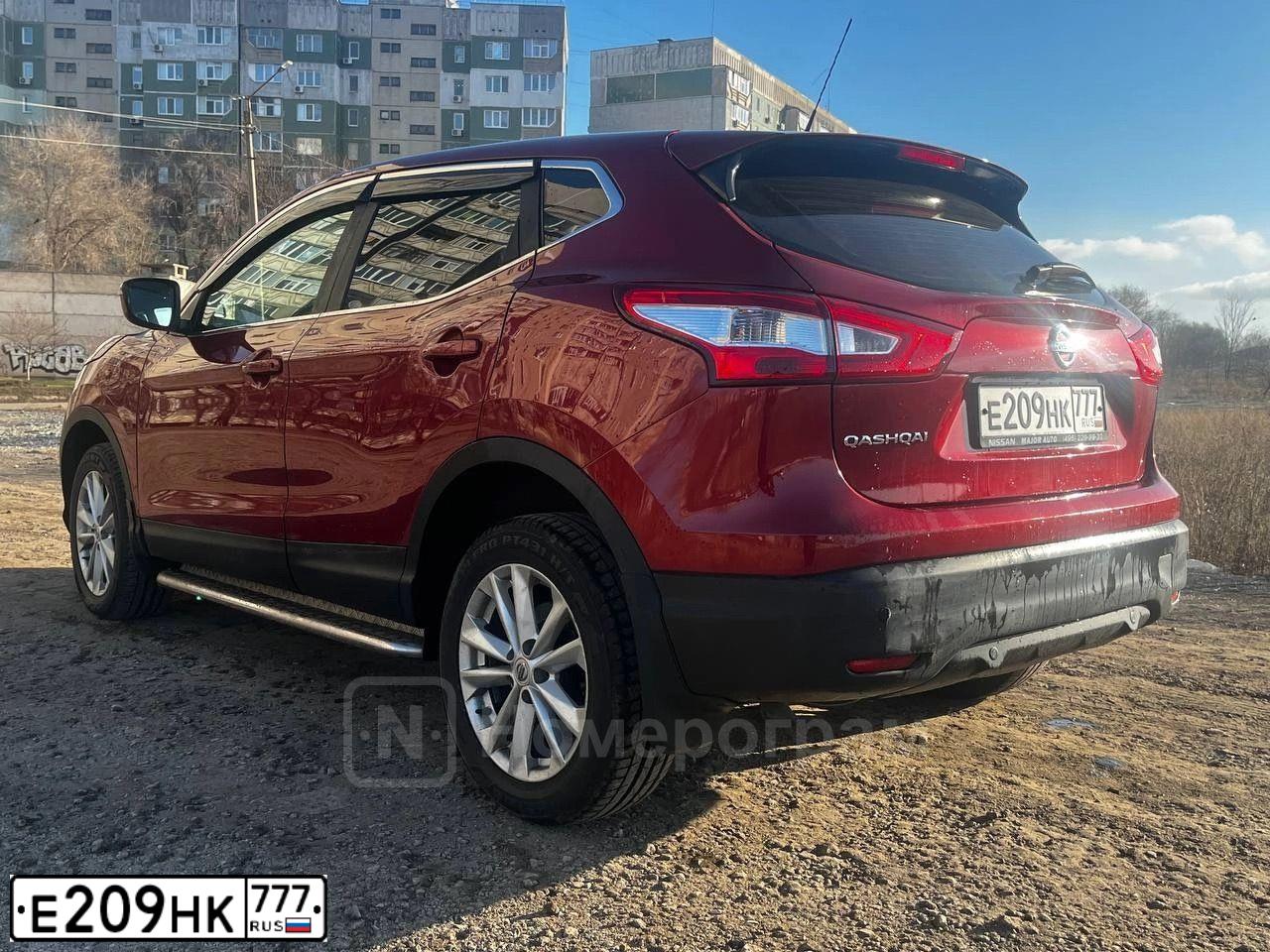 Фото автомобиля NISSAN QASHQAI, 2014 — госномер Е209НК777. Цвет: Красный