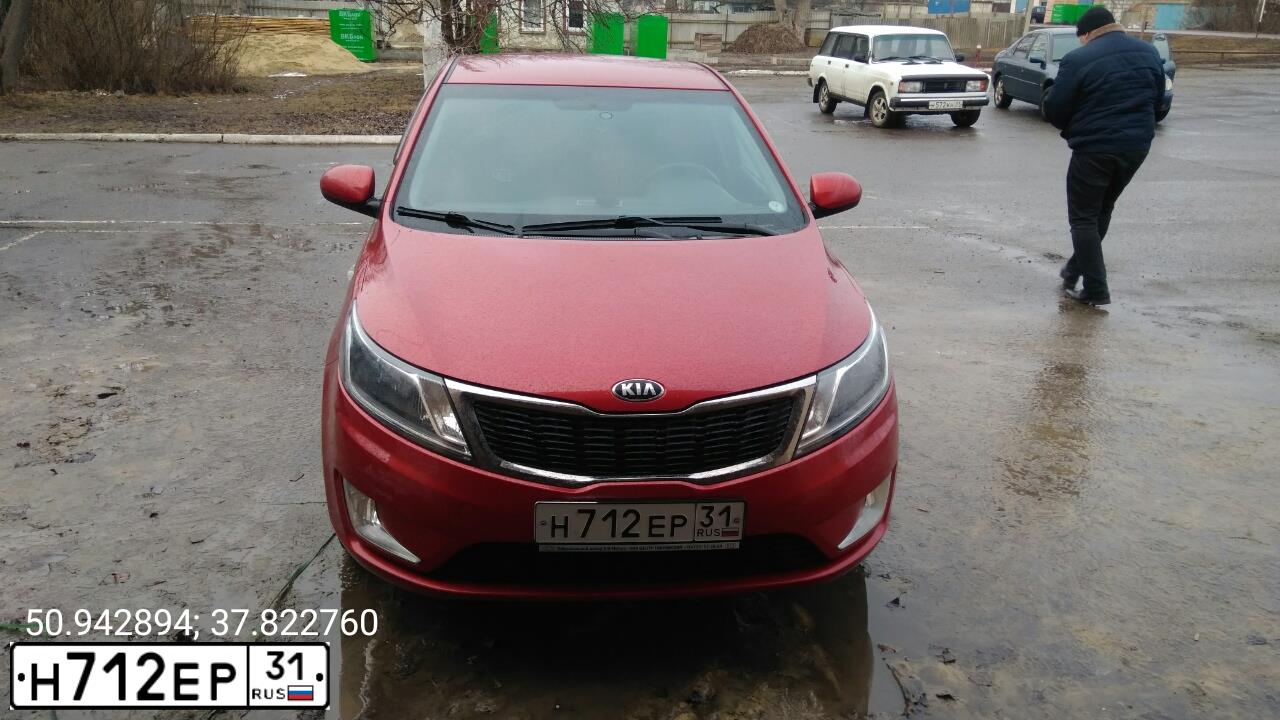 Фото автомобиля KIA RIO, 2013 — госномер Н712ЕР31. Цвет: Красный