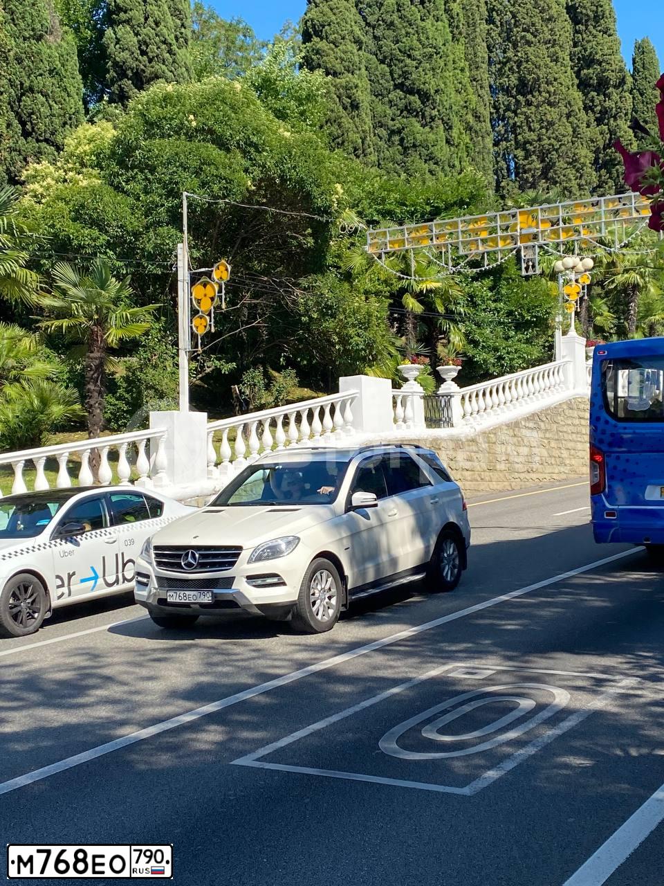 Фото автомобиля MERCEDES M-KLASSE, 2012 — госномер М768ЕО790. Цвет: Белый