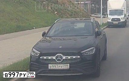 Фото автомобиля MERCEDES GLA-KLASSE, 2020 — госномер В997РУ799. Цвет: ЧЕРНЫЙ