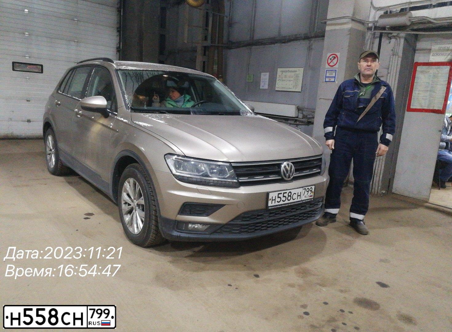 Фото автомобиля VOLKSWAGEN TIGUAN, 2019 — госномер Н558СН799. Цвет: Коричневый