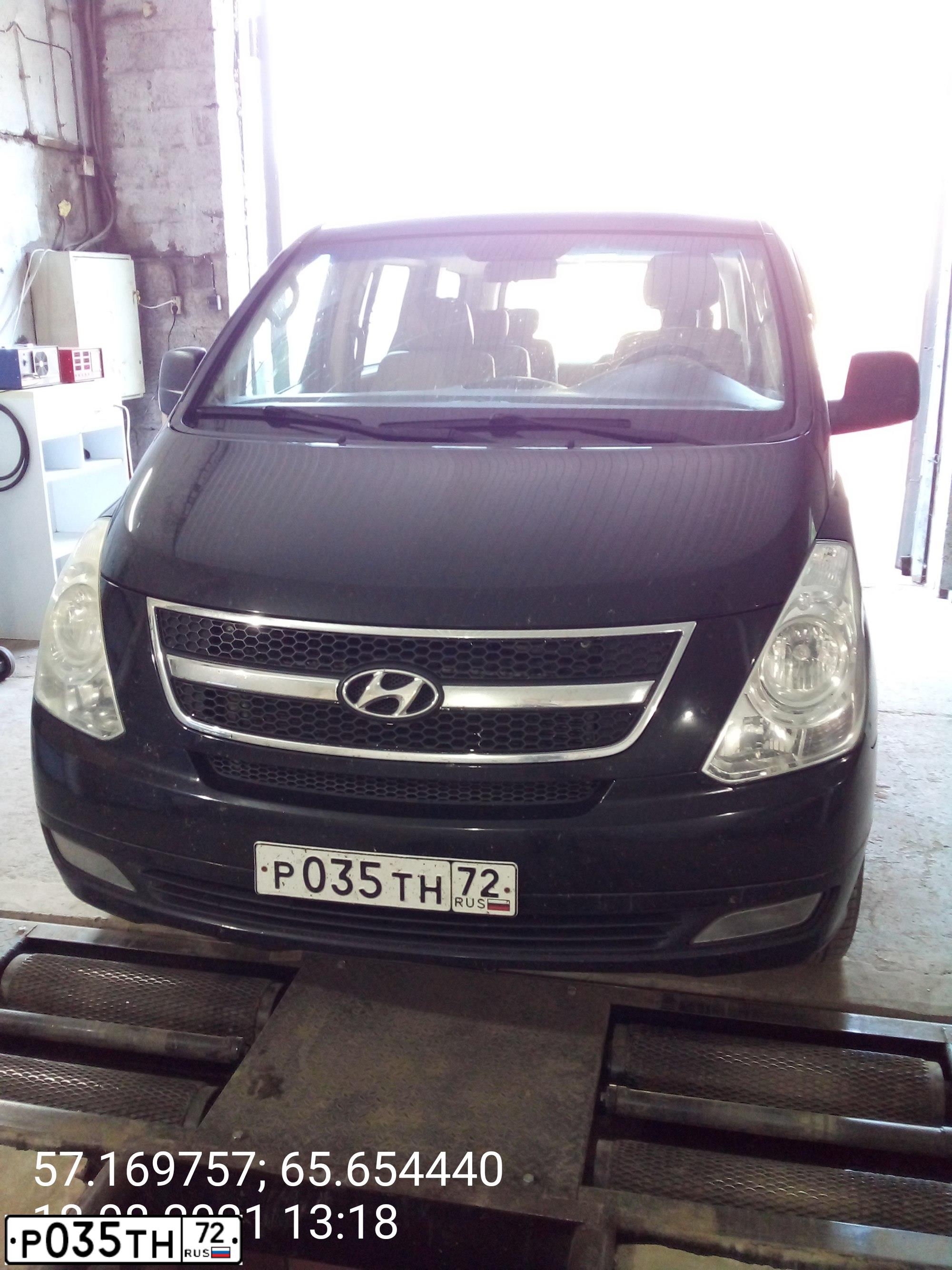 Фото автомобиля HYUNDAI GRAND STAREX, 2011 — госномер Р035ТН72. Цвет: ЧЕРНЫЙ