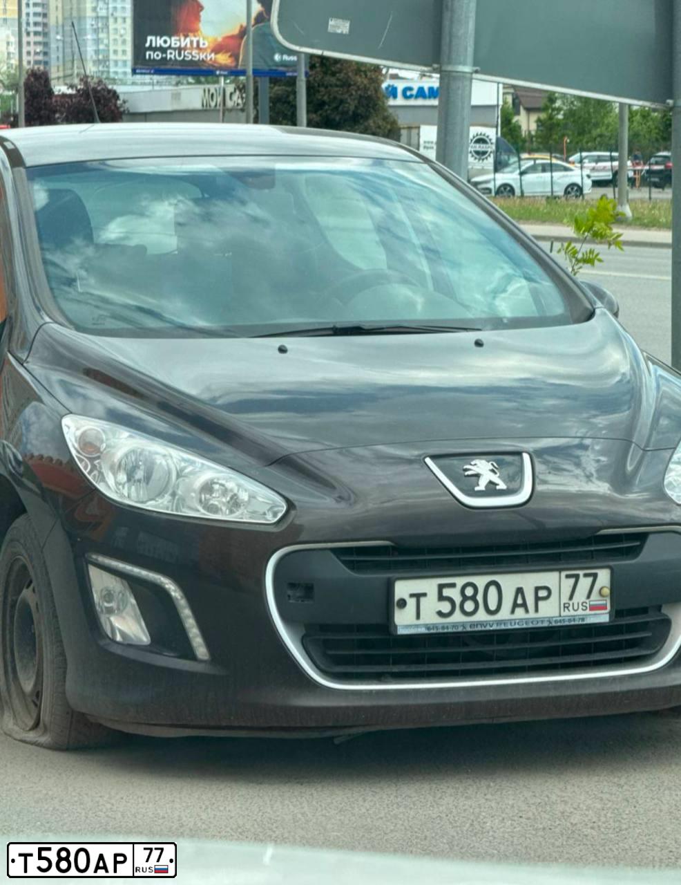 Фото автомобиля PEUGEOT 308, 2012 — госномер Т580АР77. Цвет: Коричневый