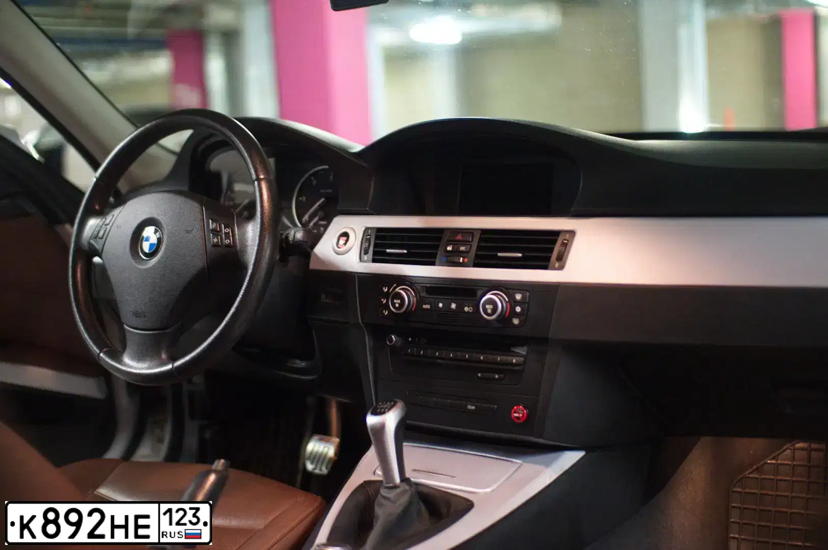 Фото автомобиля BMW 318D, 2008 — госномер У363АВ977. Цвет: СЕРЕБРИСТЫЙ