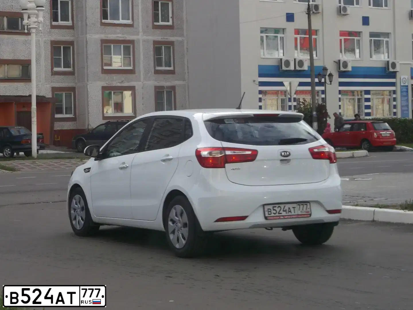 Фото автомобиля KIA RIO, 2014 — госномер Т348СС750. Цвет: Белый