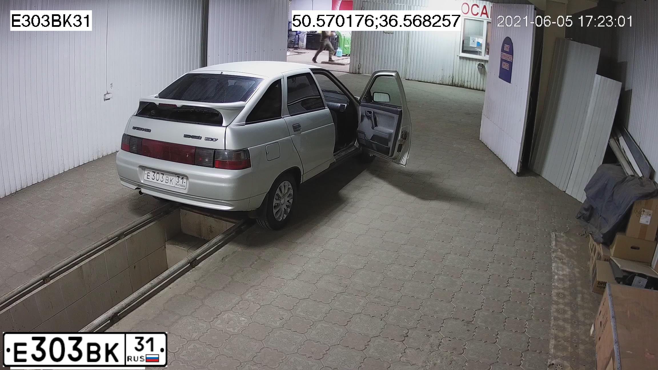 Фото автомобиля LADA 2112, 2004 — госномер С796ВВ126. Цвет: МОЛОЧНО-БЕЛЫЙ СЕРЕБРИСТЫЙ