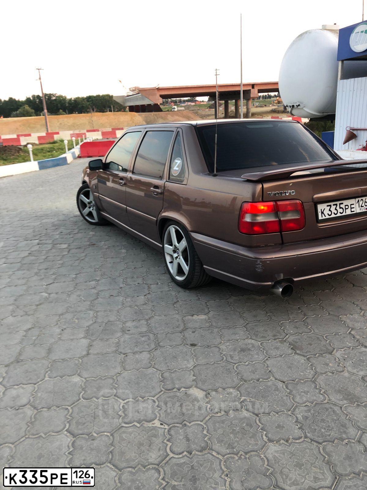 Фото автомобиля VOLVO 850, 1997 — госномер К335РЕ126. Цвет: Коричневый