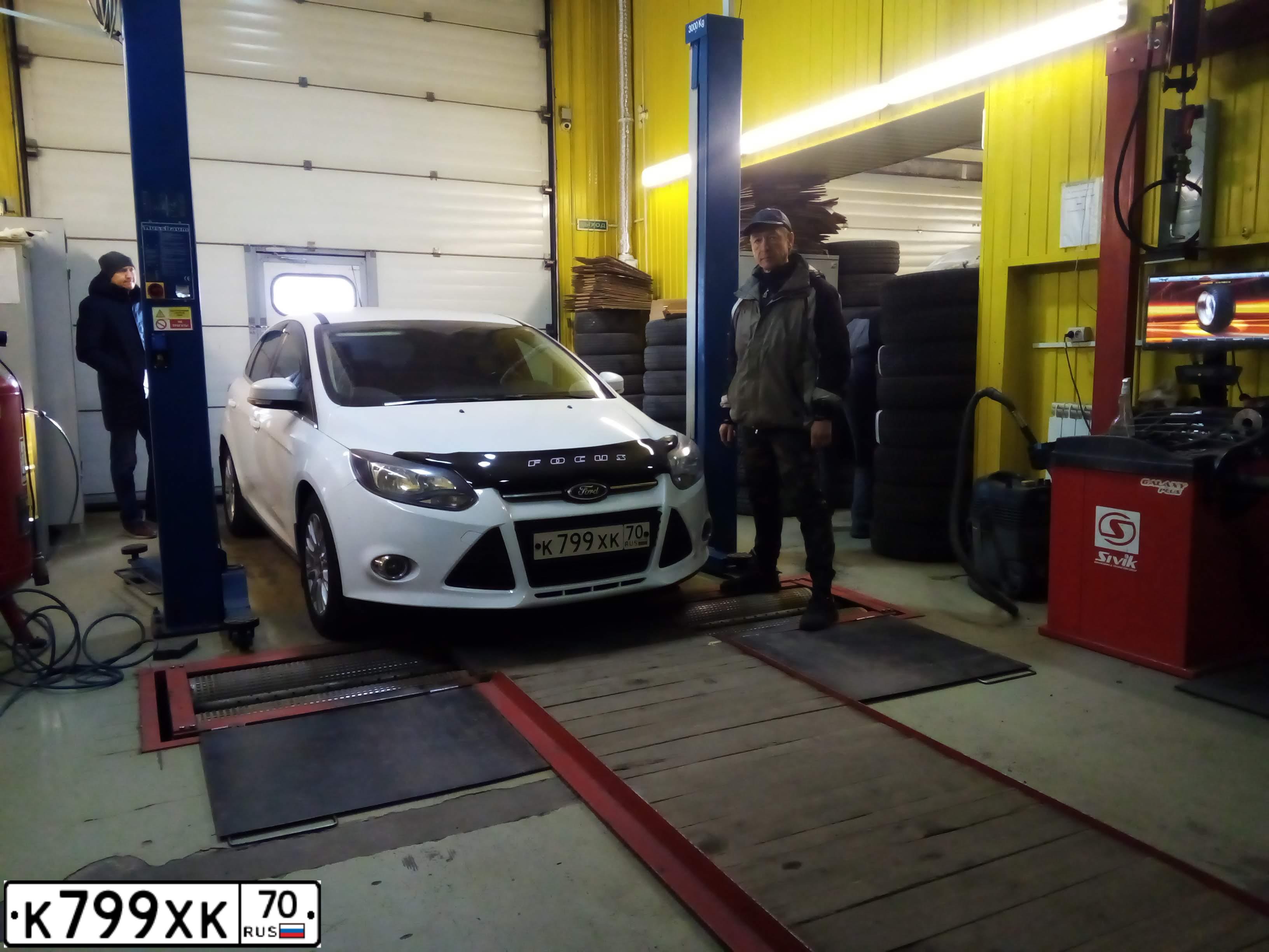 Фото автомобиля FORD FOCUS, 2012 — госномер М616РТ174. Цвет: Белый