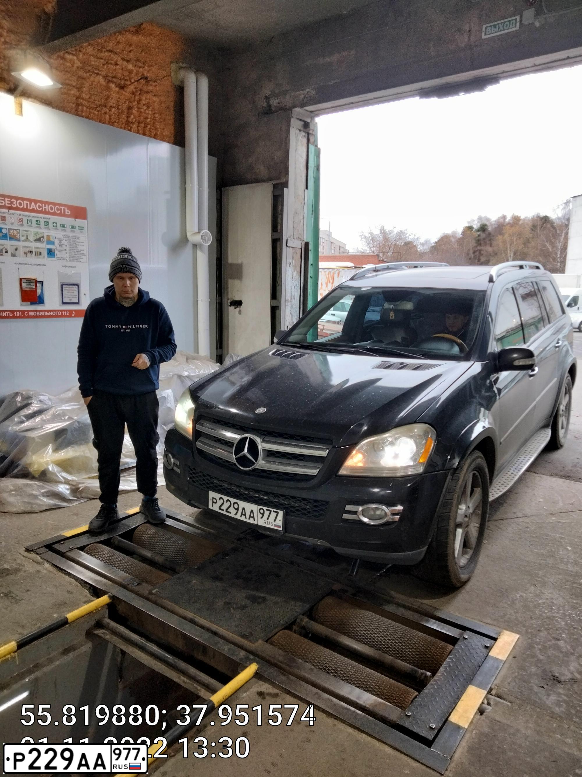 Фото автомобиля MERCEDES GL-KLASSE, 2007 — госномер М826УЕ164. Цвет: ЧЕРНЫЙ
