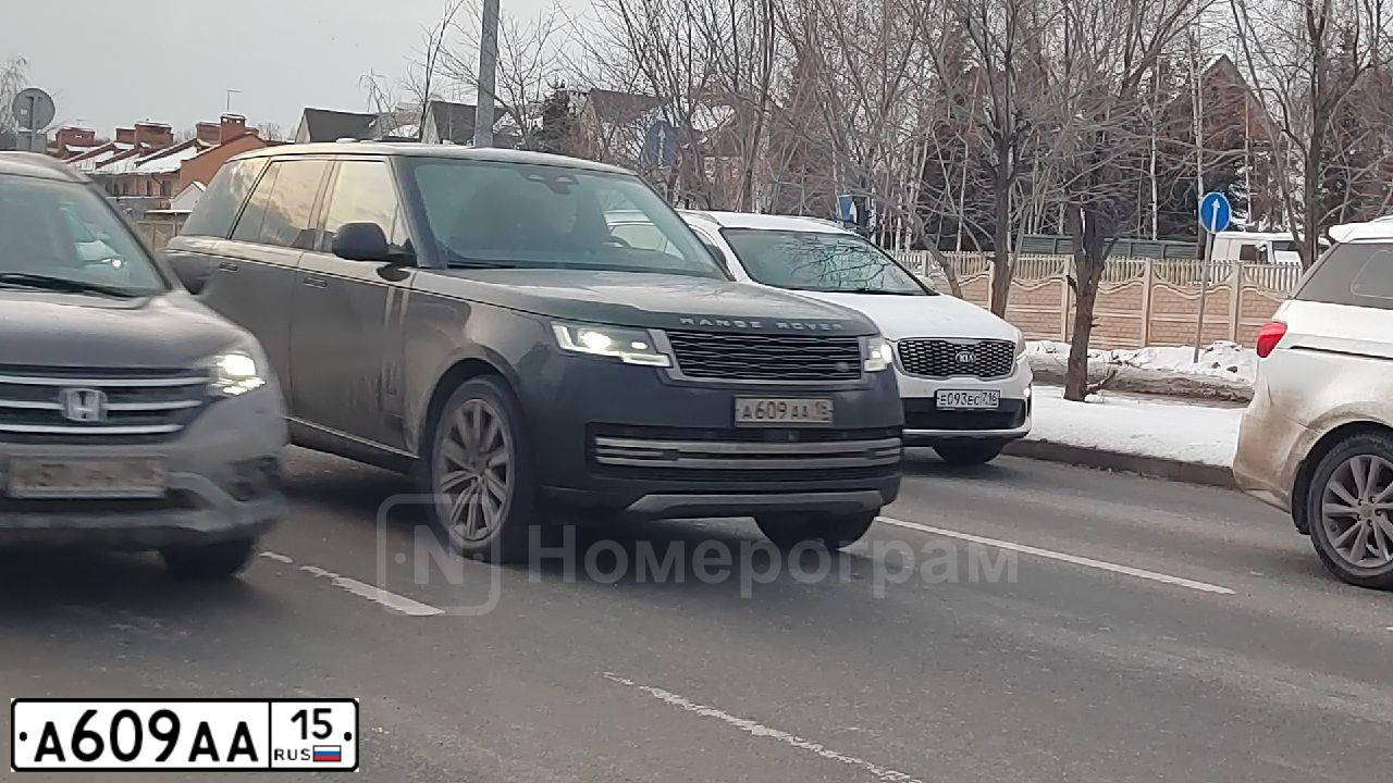 Фото автомобиля TOYOTA LANDCRUISER, 2012 — госномер А609АА15. Цвет: Белый