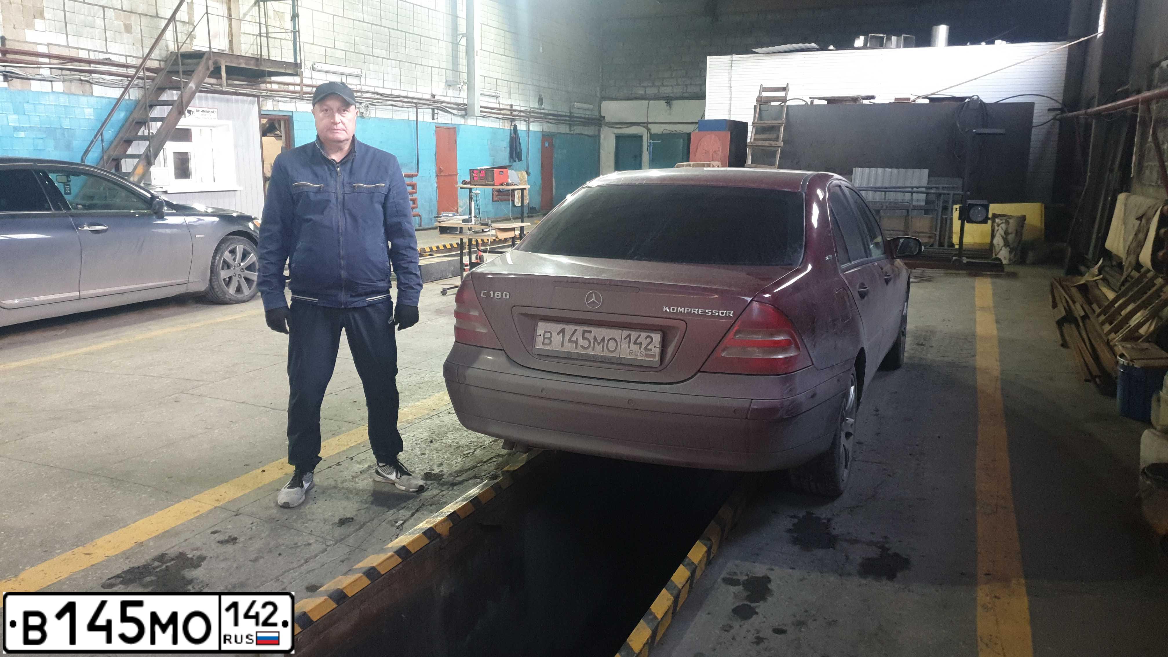 Фото автомобиля MERCEDES C-KLASSE, 2004 — госномер Р374АН152. Цвет: КРАСНЫЙ(ВИШНЕВЫЙ)