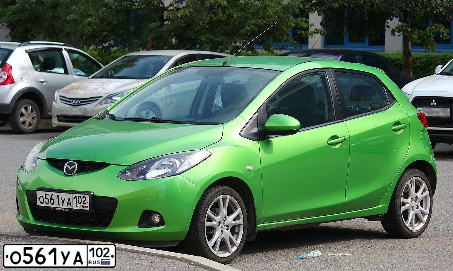 Фото автомобиля MAZDA 2, 2009 — госномер О561УА102. Цвет: ЗЕЛЕНЫЙ