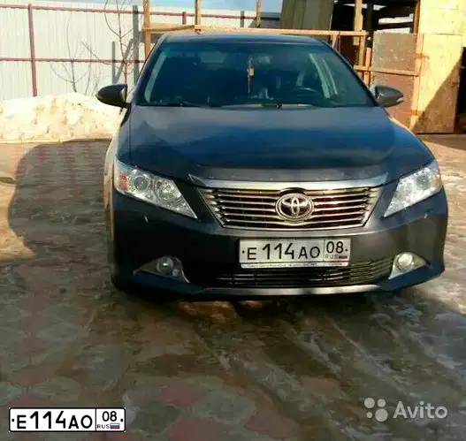 Фото автомобиля TOYOTA CAMRY, 2013 — госномер Е114АО08. Цвет: СЕРЫЙ МЕТАЛЛИК
