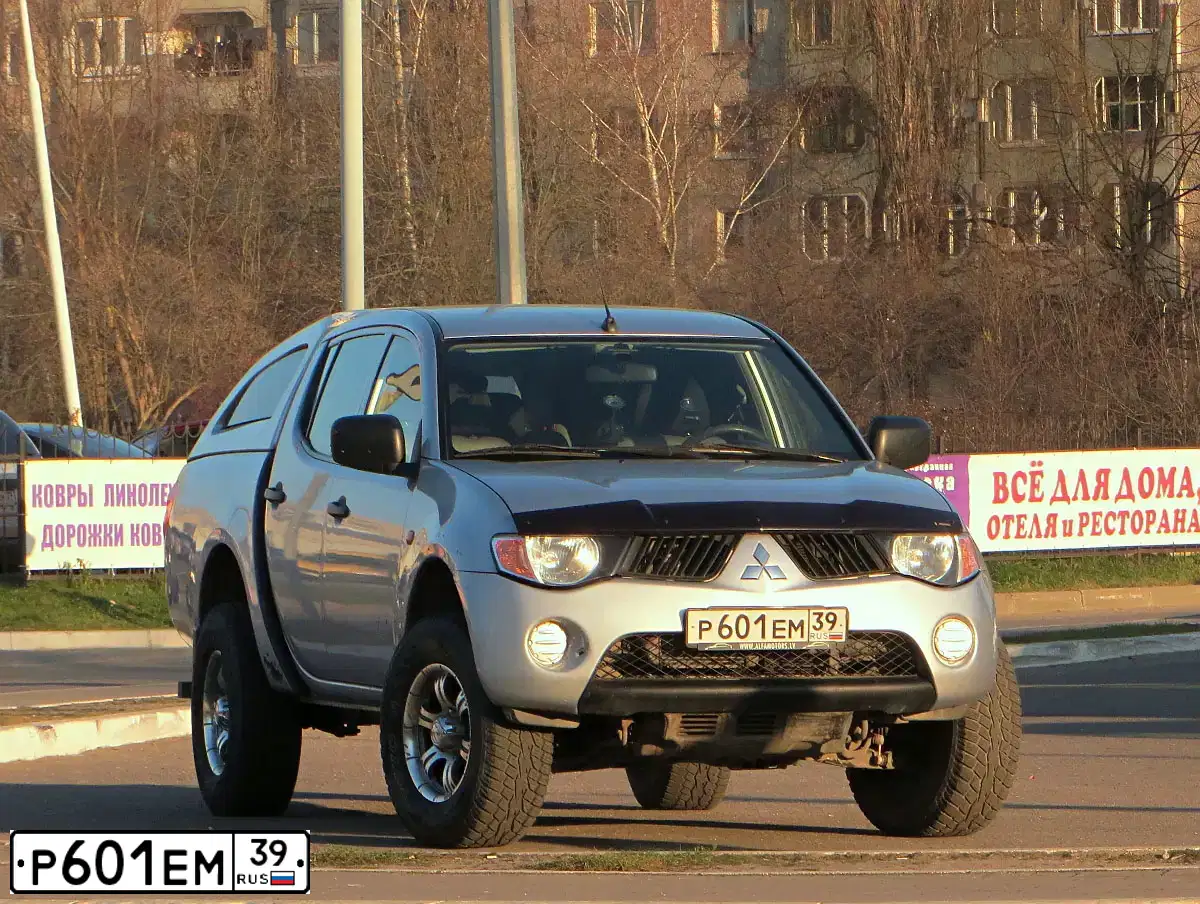 Фото автомобиля MITSUBISHI L 200, 2006 — госномер Р601ЕМ39. Цвет: СЕРЕБРИСТЫЙ