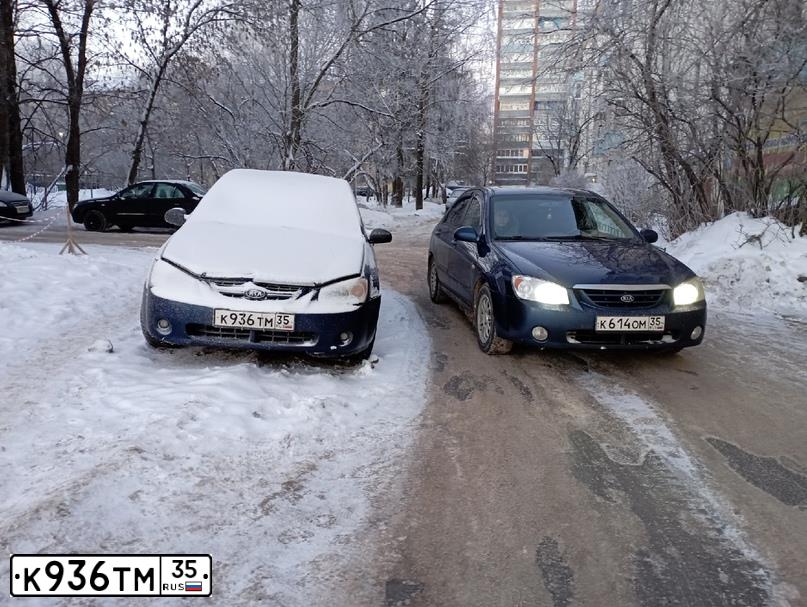 Фото автомобиля KIA CERATO, 2006 — госномер Т698УЕ35. Цвет: Темно-синий