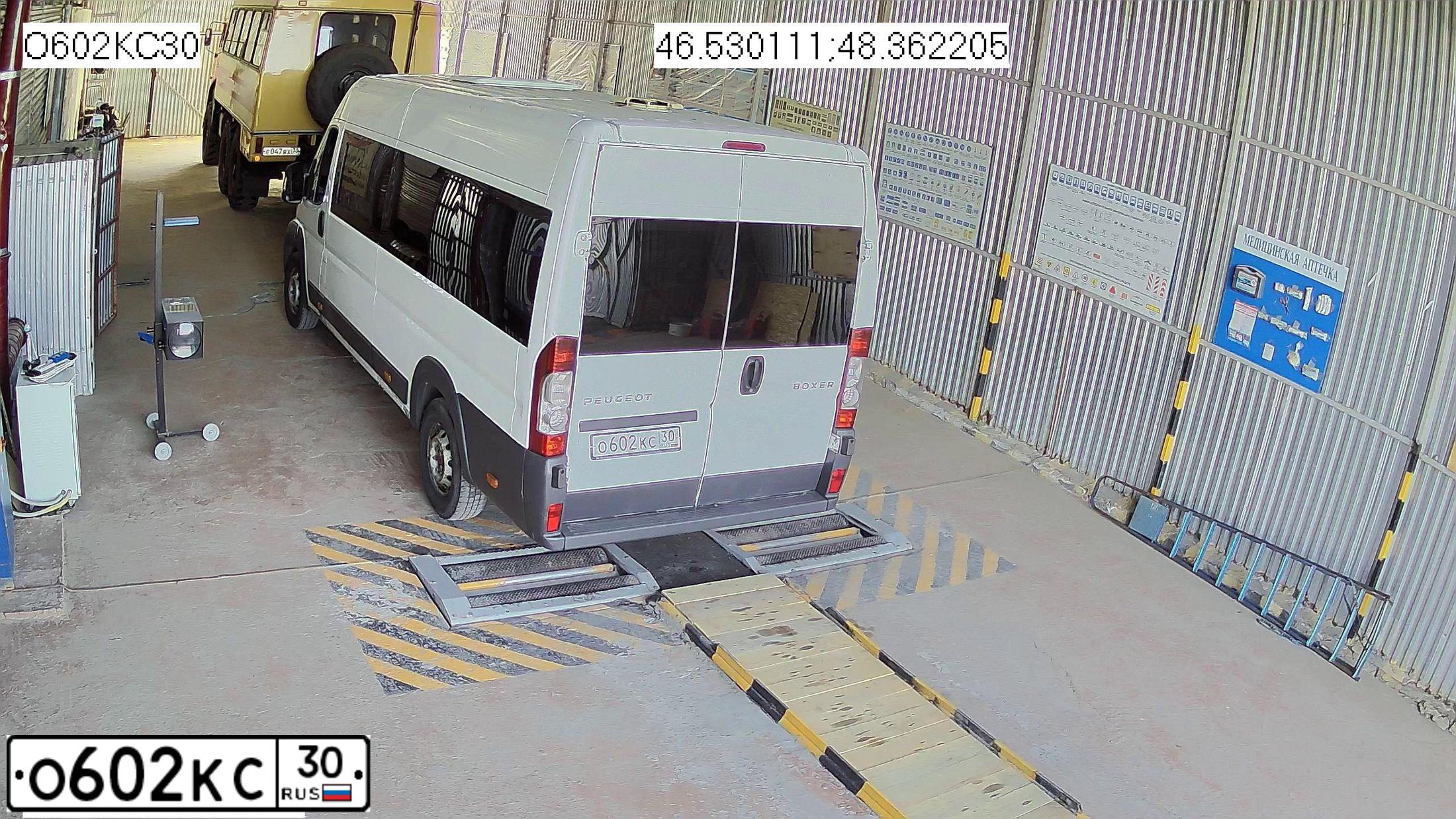 Фото автомобиля PEUGEOT BOXER, 2011 — госномер О602КС30. Цвет: БЕЛЫЙ