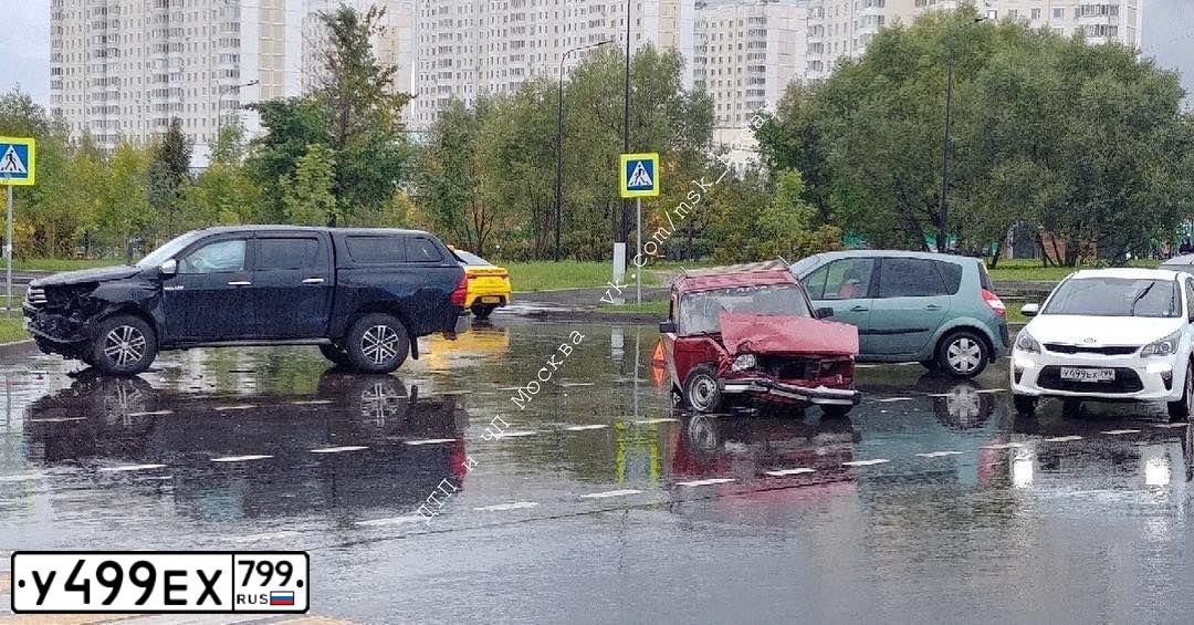 Фото автомобиля KIA RIO, 2018 — госномер У499ЕХ799. Цвет: БЕЛЫЙ ЖЕЛТЫЙ СЕРЫЙ
