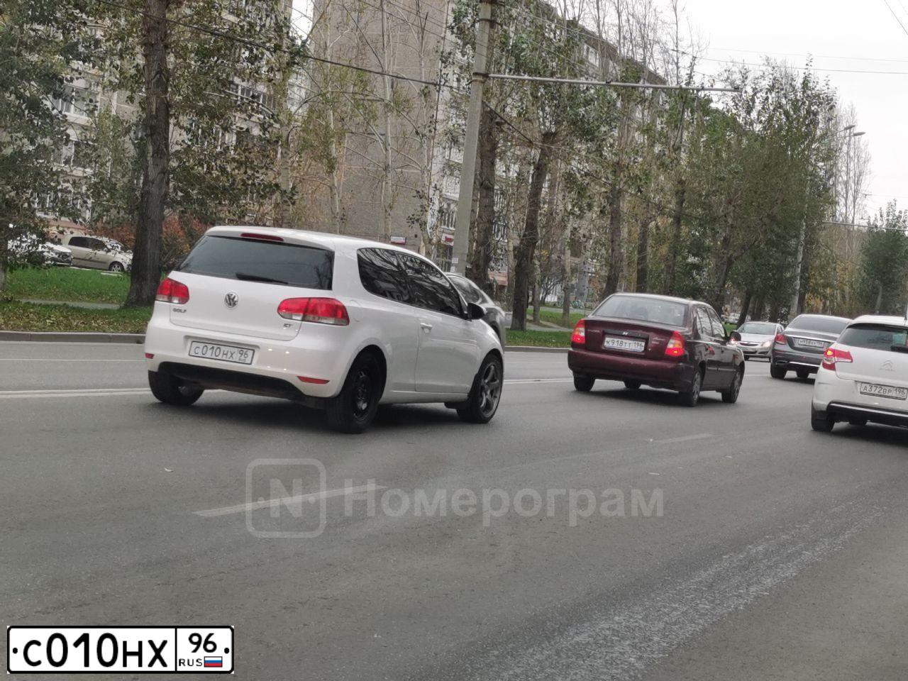 Фото автомобиля VOLKSWAGEN GOLF, 2011 — госномер С010НХ96. Цвет: БЕЛЫЙ