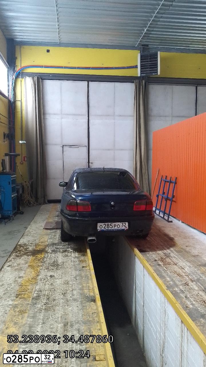 Фото автомобиля OPEL OMEGA, 1997 — госномер У555АК90. Цвет: синий