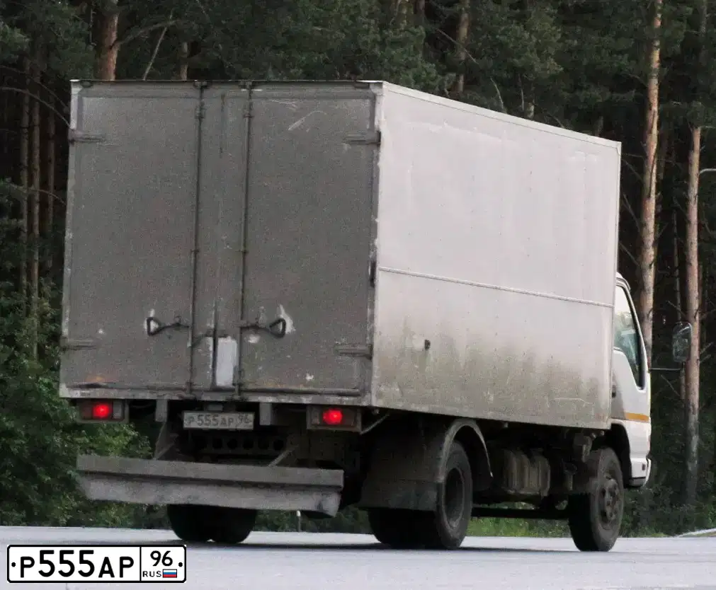 Фото автомобиля ISUZU NQR, 2006 — госномер Р555АР96. Цвет: Белый