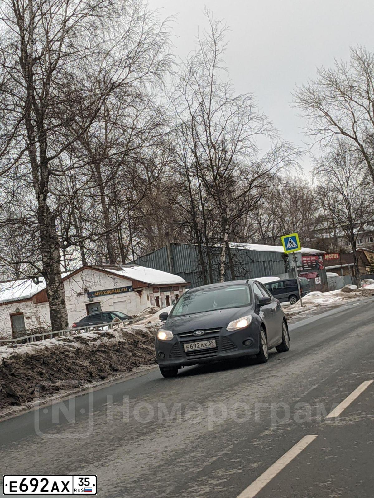 Фото автомобиля FORD FOCUS, 2013 — госномер Е692АХ35. Цвет: ТЕМНО-СИНИЙ