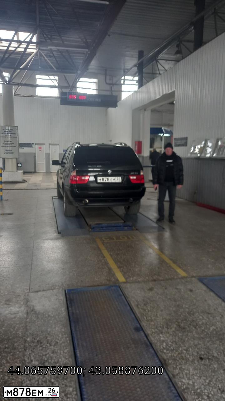 Фото автомобиля BMW X5, 2004 — госномер М878ЕМ26. Цвет: ЧЕРНЫЙ