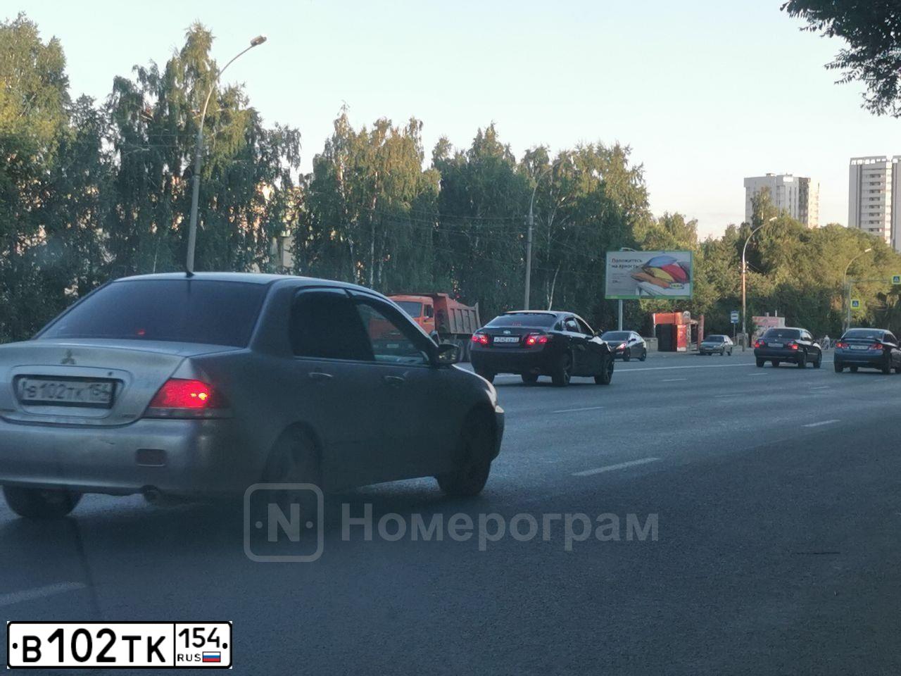 Фото автомобиля MITSUBISHI LANCER, 2005 — госномер В102ТК154. Цвет: Серебристый