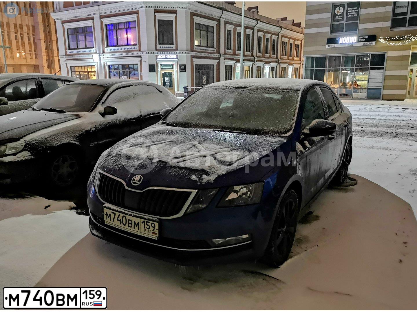 Фото автомобиля SKODA OCTAVIA, 2018 — госномер О879МТ159. Цвет: ЯРКО-СИНИЙ