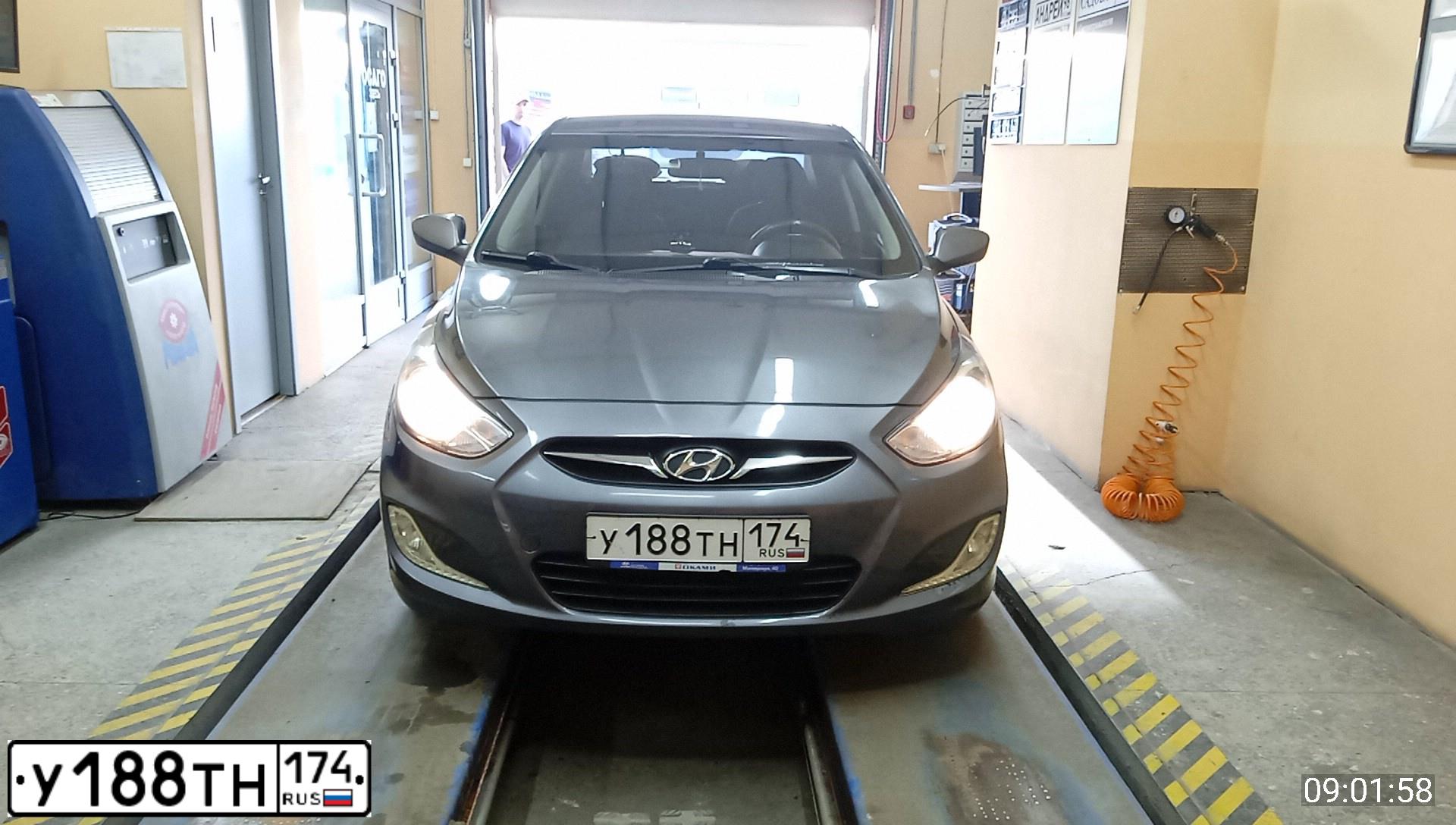 Фото автомобиля HYUNDAI SOLARIS, 2013 — госномер У188ТН174. Цвет: ЧЕРНО-СЕРЫЙ