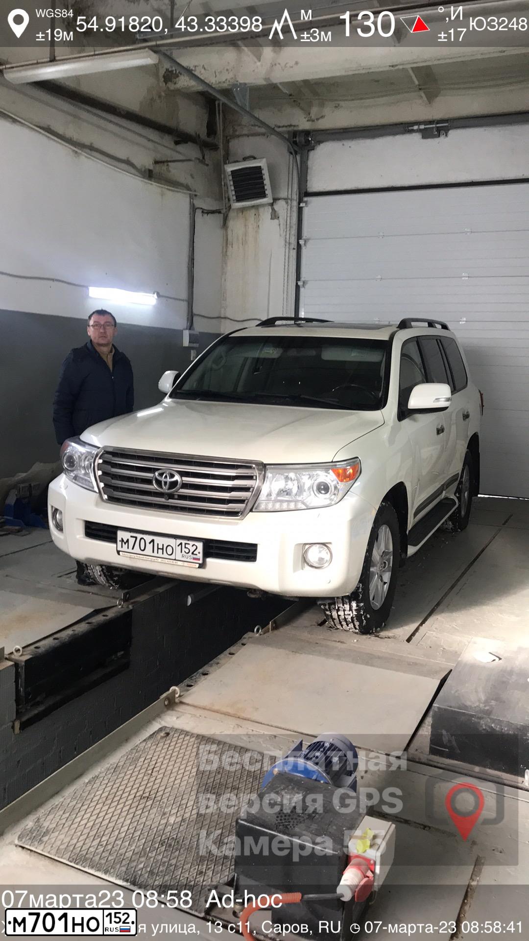 Фото автомобиля VOLKSWAGEN TOUAREG, 2010 — госномер Р994ХО152. Цвет: Серебристый