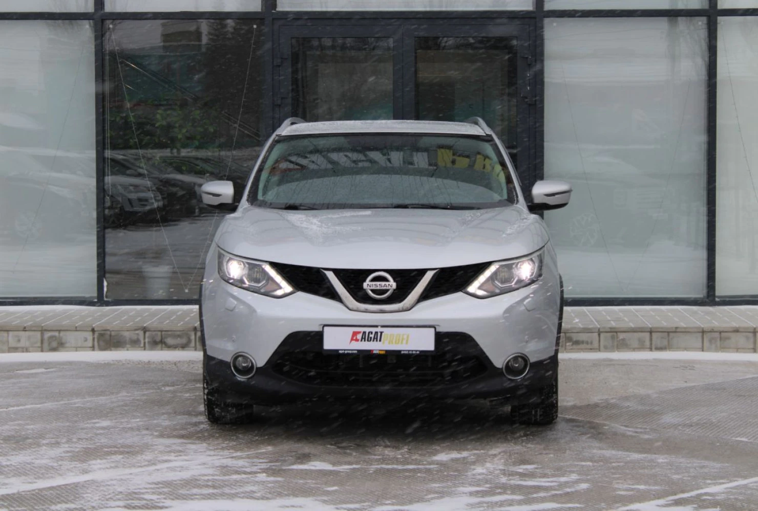 Фото автомобиля NISSAN JUKE, 2012 — госномер У888ТН64. Цвет: Белый