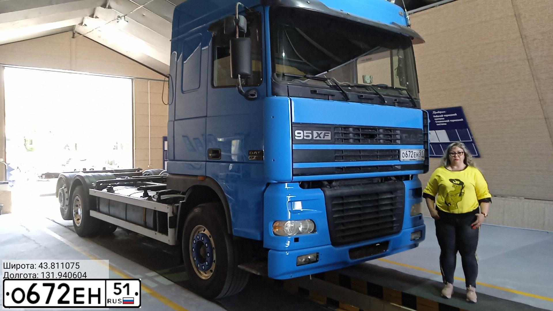 Фото автомобиля DAF XF 95 FAR /6X2/, 2000 — госномер О672ЕН51. Цвет: СИНИЙ