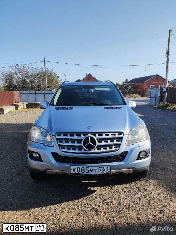 Фото автомобиля MERCEDES-BENZ ML320, 2008 — госномер К825ОМ53. Цвет: голубой