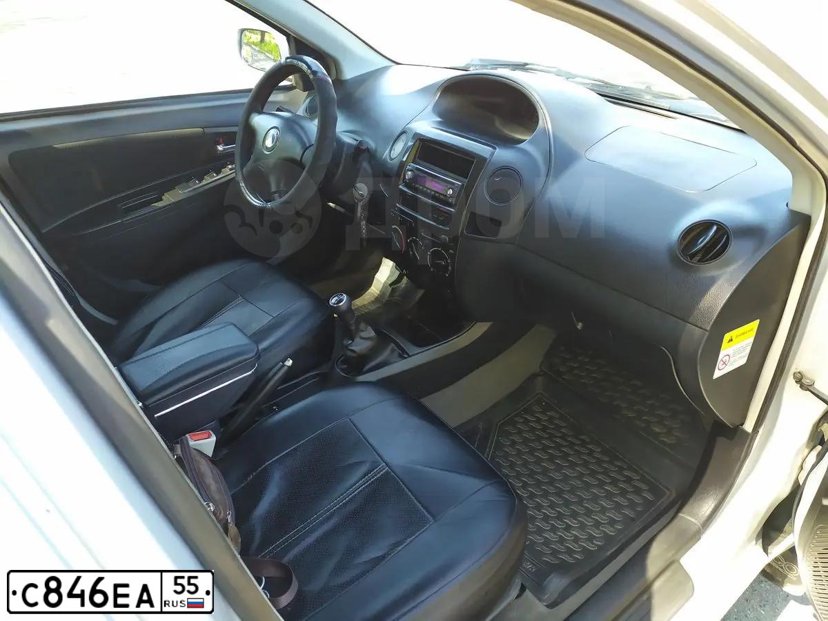 Фото автомобиля GEELY Y MK, 2012 — госномер С846ЕА55. Цвет: СЕРЕБРО