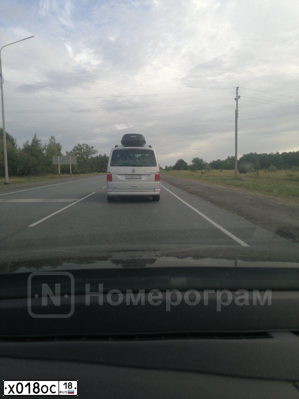 Фото автомобиля VOLKSWAGEN MULTIVAN, 2019 — госномер Х018ОС18. Цвет: Серебристый